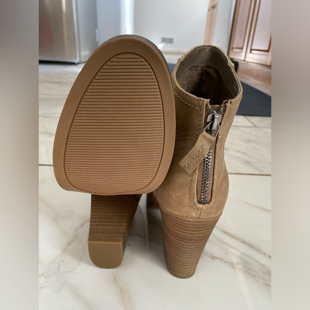Heels - Picture 4 of 4